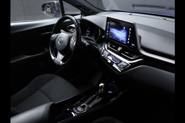 Toyota C-HR 1.8 Hybrid Style Sport (NAVI,CAMERA,STOEL/STUUR VERWARMING,CLIMATE,ADAPTIVE CRUISE,LED,GETINT,SPORTSTOELEN,LM VELGEN)