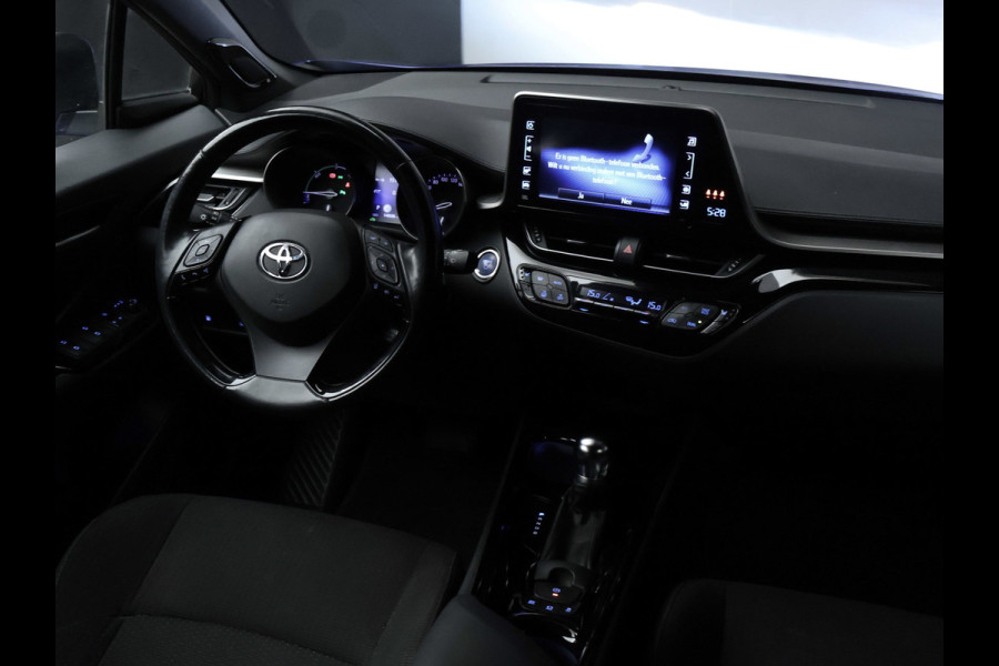 Toyota C-HR 1.8 Hybrid Style Sport (NAVI,CAMERA,STOEL/STUUR VERWARMING,CLIMATE,ADAPTIVE CRUISE,LED,GETINT,SPORTSTOELEN,LM VELGEN)