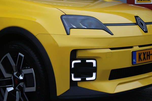 Renault 5 COMFORT RANGE TECHNO 150PK 52 kWh *NIEUWE AUTO!* | PACK WINTER TECHNO: (ELEKTRISCH VERWARMBARE VOORSTOELEN, ELEKTRISCH VERWARMBAAR STUURWIEL, BESTUUDERSSTOEL MET ELEKTRSCH VERSTELBARE LENDESTEUN, IN HOOGTE VERSTELBARE PASSAGIERSSTOEL) | ZWART DAK | LICHTMETALEN VELGEN 18" | ADAPTIVE CRUISE CONTROL | FULL LED KOPLAMPEN MET FRANSE VLAG | ELEKTRTISCH INKLABARE EN VERWARMBARE BUITENSPIEGELS | ACHTERUITRIJ CAMERA | SFEER VERLICHTING | GOOGLE MAPS NAVIGATIE | DRAADLOZE TELEFOONLADER | PRIVACY GLASS | 100KW SNELLAAD FUNCTIE | DRAADLOZE APPLE CARPLAY/ANDROID AUTO | DAB+ RADIO
