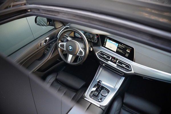 BMW X5 xDrive45e High Executive M Sport | Panoramadak | Head-Up Display | Harman Kardon | Camera | Stoelverwarming | Softclose | Memory Seat | Luchtvering | Laser | Adaptive Cruise Control | Trekhaak | Achterbank Verwarmd | App