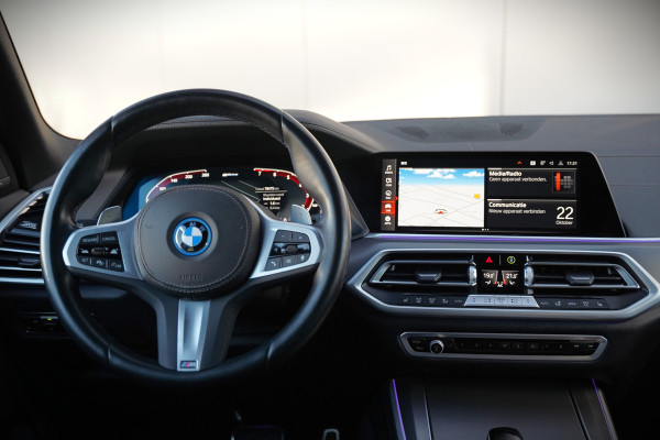 BMW X5 xDrive45e High Executive M Sport | Panoramadak | Head-Up Display | Harman Kardon | Camera | Stoelverwarming | Softclose | Memory Seat | Luchtvering | Laser | Adaptive Cruise Control | Trekhaak | Achterbank Verwarmd | App
