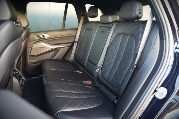 BMW X5 xDrive45e High Executive M Sport | Panoramadak | Head-Up Display | Harman Kardon | Camera | Stoelverwarming | Softclose | Memory Seat | Luchtvering | Laser | Adaptive Cruise Control | Trekhaak | Achterbank Verwarmd | App