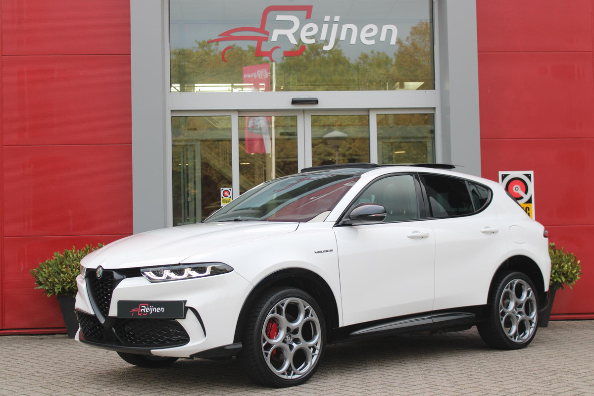 Alfa Romeo Tonale 1.3T 280PK Q4 PHEV VELOCE | PANORAMISCH SCHUIF/KANTEL DAK | PREMIUM PACK: LEDEREN BEKLEDING/GEVENTILEERDE VOORSTOELEN/4-VOUDIG ELEKTRISCH VERSTELBARE LENDESTEUN VOORSTOELEN/HOOGGLANS ZWARTE RAAMOMLIJSTING/AMBIENT LIGHTING | TECHNOLOGY PACK: PARKEERWAARSCHUWING VOOR EN ACHTER/ACHTERUITRIJ CAMERA/AUTONOMOUS DRIVING LEVEL 2: ADAPTIVE CRUISE CONTROL/LANE CENTERING ASSIST/TRAFFIC JAM ASSIST/AUTOMATISCH DIMMENDE BUITENSPIEGELS | WINTERPACK: STOELVERWARMING VOOR/STUURVERWARMING/VERWARMBARE RUITENSPROEIERS | HARMAN KARDON SOUND SYSTEM | 20" LICHTMETALEN VELGEN "GRAPHITE GREY"