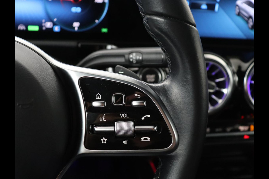 Mercedes-Benz EQA 250 Business Solution Luxury 67 kWh | SOH 95,3% | Half leder | Stoelverwarming | Adaptive cruise | Camera | Park assist | Sfeerverlichting
