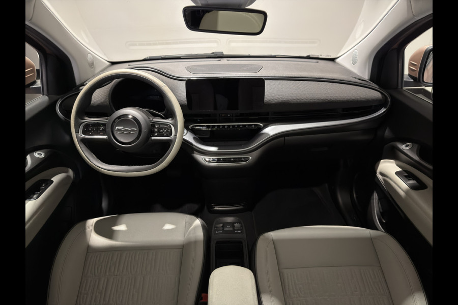 Fiat 500 La Prima 42 kWh | pano dak | Led voor \ achter licht | JBL! audio | Stoelverwarming |