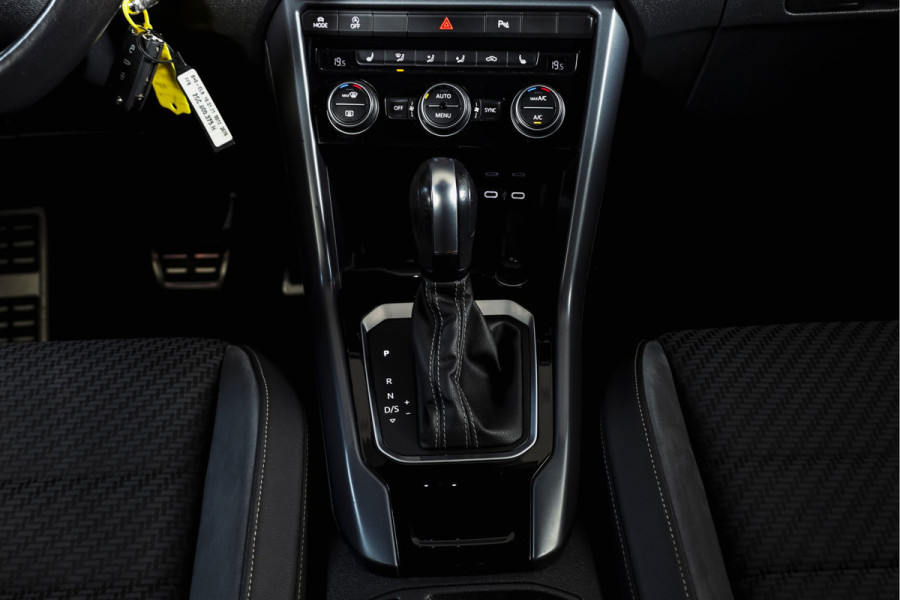 Volkswagen T-Roc Cabrio 1.5 TSI 150 PK R-Line | Dig. Cockpit | Adapt. Cruise | Stoelverw. | PDC | Carplay / Android | ECC | LM 17" |