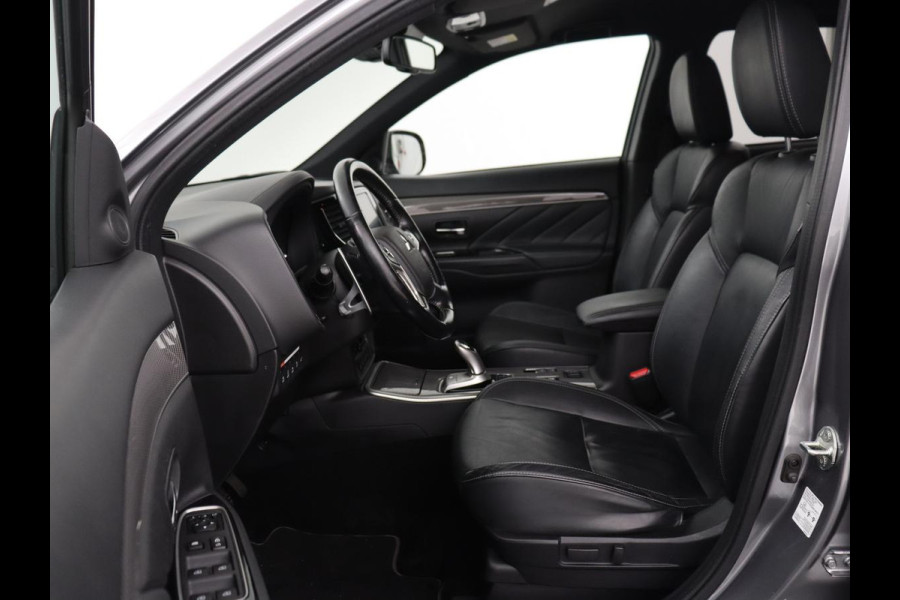 Mitsubishi Outlander 2.4 PHEV Pure+ | SOH 71,8% | Leder | Trekhaak | Cruise control | Stuur/stoelverwarming | Doedehoek detectie | 360 camera | Bluetooth | Climate control