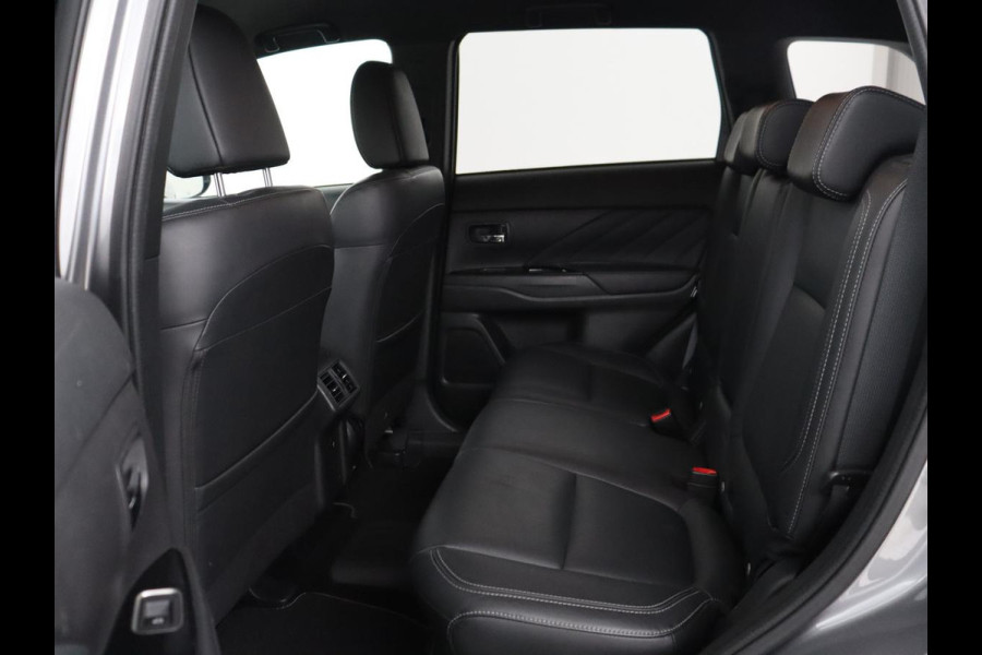 Mitsubishi Outlander 2.4 PHEV Pure+ | SOH 71,8% | Leder | Trekhaak | Cruise control | Stuur/stoelverwarming | Doedehoek detectie | 360 camera | Bluetooth | Climate control