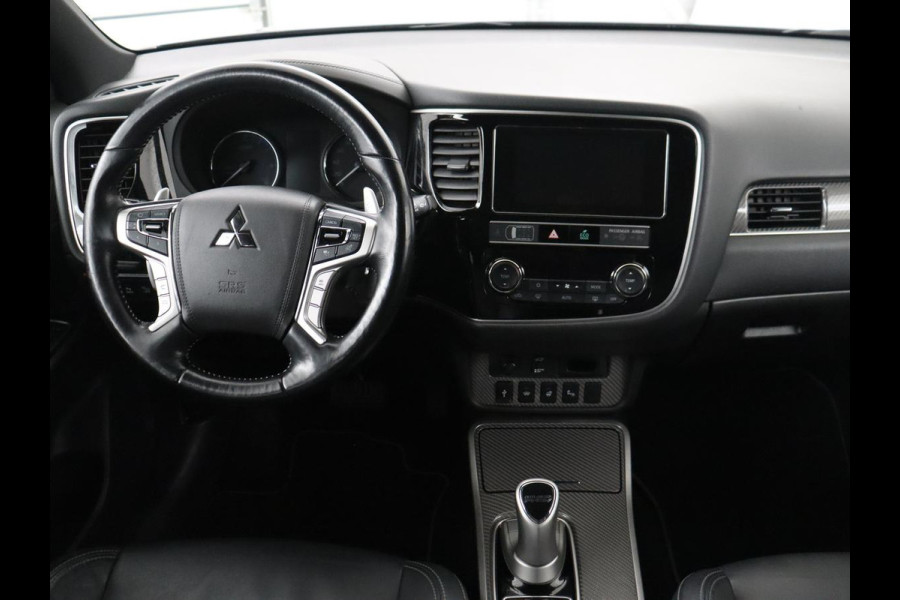 Mitsubishi Outlander 2.4 PHEV Pure+ | SOH 71,8% | Leder | Trekhaak | Cruise control | Stuur/stoelverwarming | Doedehoek detectie | 360 camera | Bluetooth | Climate control