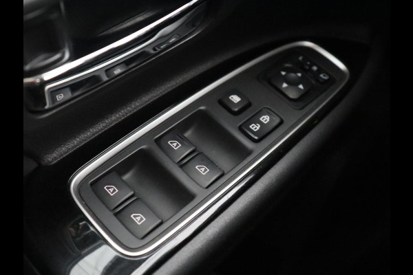 Mitsubishi Outlander 2.4 PHEV Pure+ | SOH 71,8% | Leder | Trekhaak | Cruise control | Stuur/stoelverwarming | Doedehoek detectie | 360 camera | Bluetooth | Climate control