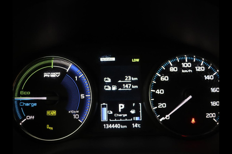 Mitsubishi Outlander 2.4 PHEV Pure+ | SOH 71,8% | Leder | Trekhaak | Cruise control | Stuur/stoelverwarming | Doedehoek detectie | 360 camera | Bluetooth | Climate control