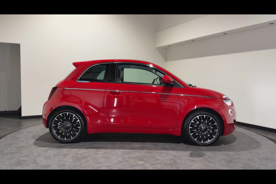Fiat 500 La Prima 42 kWh | Panorama dak | Apple carplay  / Android auto | JBL! premium audio |