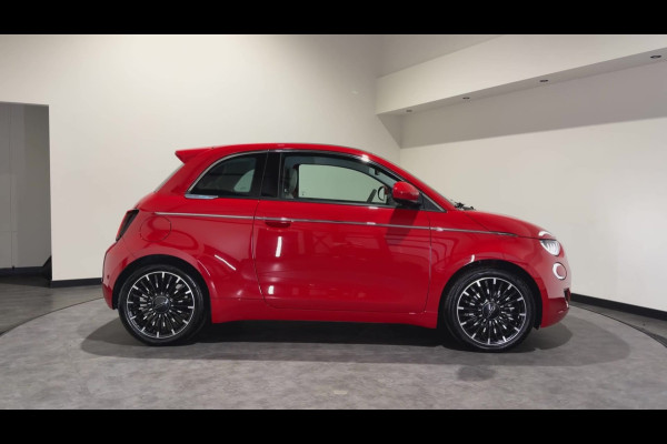 Fiat 500 La Prima 42 kWh | Panorama dak | Apple carplay  / Android auto | JBL! premium audio |