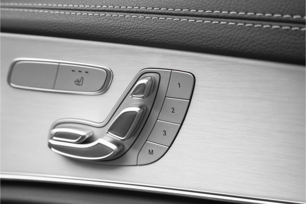 Mercedes-Benz E-Klasse 300 e AMG Line Night Pano Burmester ACC Trekhaak Camera 18"