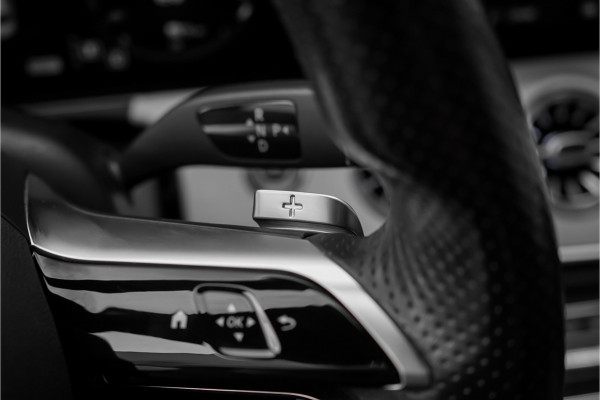 Mercedes-Benz E-Klasse 300 e AMG Line Night Pano Burmester ACC Trekhaak Camera 18"