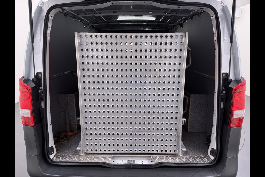 Mercedes-Benz Vito 110CDI Extra Lang *OPRIJ-PLAAT* 3-Pers.Camera Airco Bluetooth Licht-/regensensor Betonplex Vloer Wandbetimmering Sidebars Euro 6 Origineel Nederlandse Auto