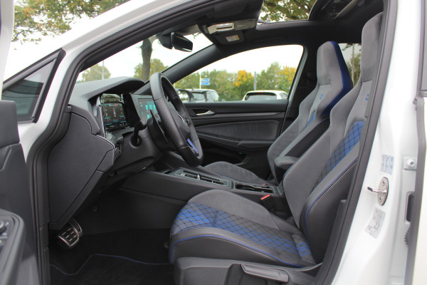 Volkswagen Golf 2.0 TSI R 4Motion / Panoramadak / Camera / Sportuitlaat / 19'' / Matrix LED / Keyless / CarPlay / Stoelverwarming / Dodehoek / DAB / ACC