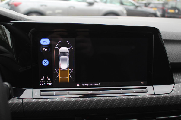 Volkswagen Golf 2.0 TSI R 4Motion / Panoramadak / Camera / Sportuitlaat / 19'' / Matrix LED / Keyless / CarPlay / Stoelverwarming / Dodehoek / DAB / ACC