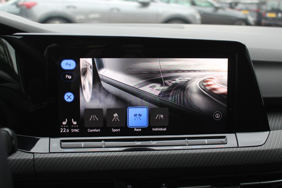Volkswagen Golf 2.0 TSI R 4Motion / Panoramadak / Camera / Sportuitlaat / 19'' / Matrix LED / Keyless / CarPlay / Stoelverwarming / Dodehoek / DAB / ACC