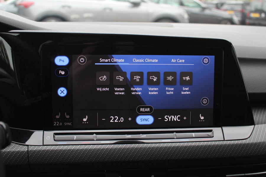 Volkswagen Golf 2.0 TSI R 4Motion / Panoramadak / Camera / Sportuitlaat / 19'' / Matrix LED / Keyless / CarPlay / Stoelverwarming / Dodehoek / DAB / ACC