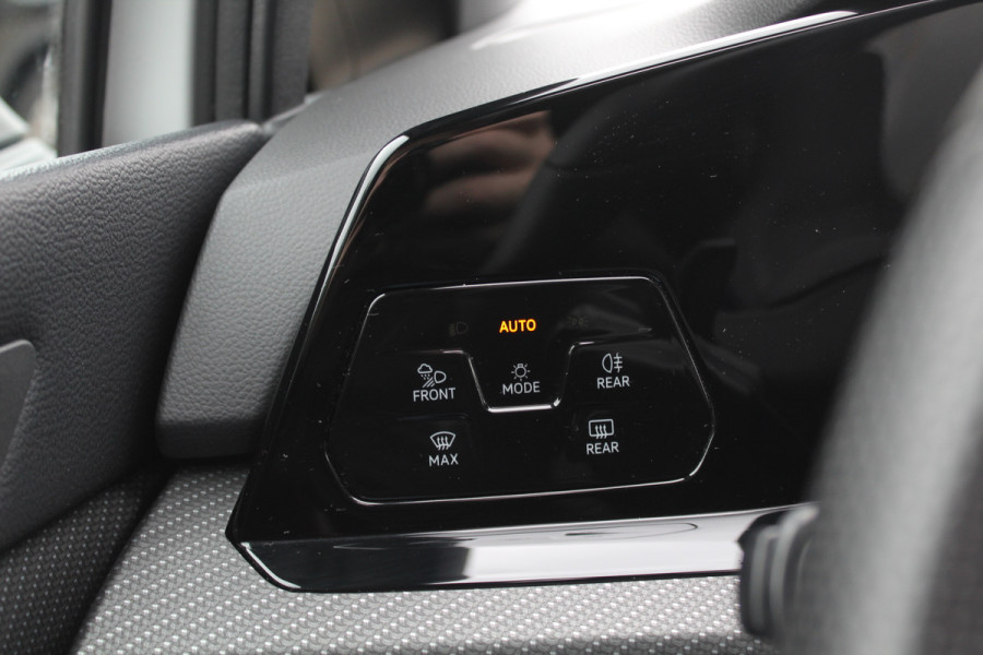 Volkswagen Golf 2.0 TSI R 4Motion / Panoramadak / Camera / Sportuitlaat / 19'' / Matrix LED / Keyless / CarPlay / Stoelverwarming / Dodehoek / DAB / ACC