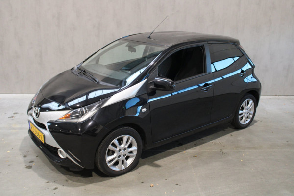 Toyota Aygo 1.0 VVT-i x-joy Camera/Navigatie Prijs is rijklaar incl bovag garantie