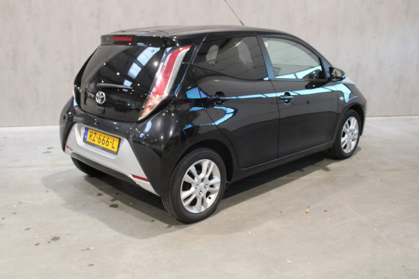Toyota Aygo 1.0 VVT-i x-joy Camera/Navigatie Prijs is rijklaar incl bovag garantie