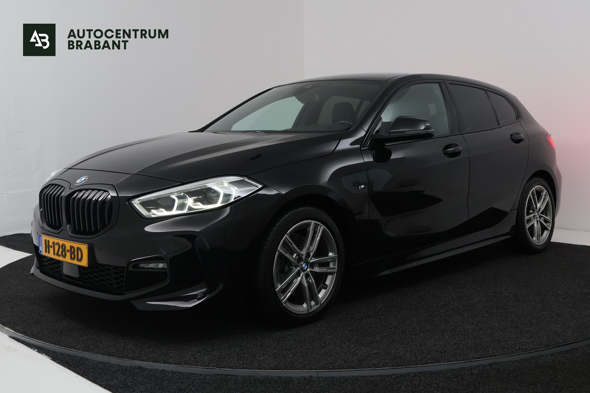 BMW 1-serie 118i Executive Edition (CAMERA, SFEERVERLICHTING, NAVIGATIE CARPLAY, DIGITALE COCKPIT)