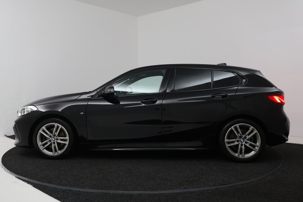 BMW 1-serie 118i Executive Edition (CAMERA, SFEERVERLICHTING, NAVIGATIE CARPLAY, DIGITALE COCKPIT)