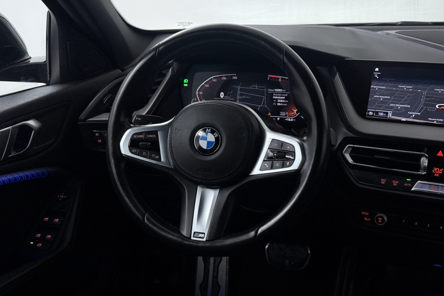 BMW 1-serie 118i Executive Edition (CAMERA, SFEERVERLICHTING, NAVIGATIE CARPLAY, DIGITALE COCKPIT)