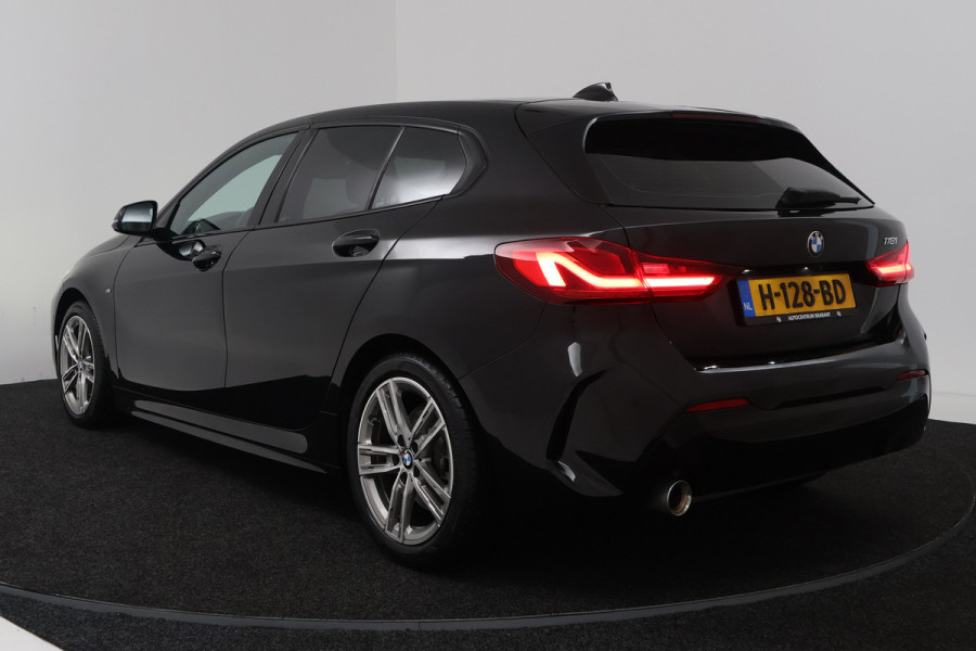 BMW 1-serie 118i Executive Edition (CAMERA, SFEERVERLICHTING, NAVIGATIE CARPLAY, DIGITALE COCKPIT)
