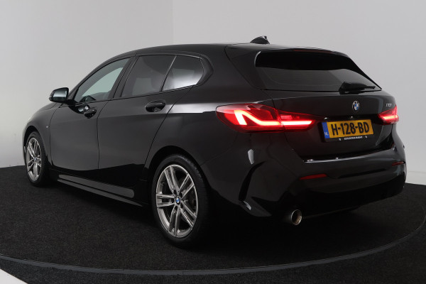 BMW 1-serie 118i Executive Edition (CAMERA, SFEERVERLICHTING, NAVIGATIE CARPLAY, DIGITALE COCKPIT)