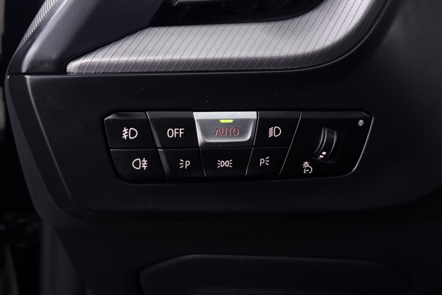 BMW 1-serie 118i Executive Edition (CAMERA, SFEERVERLICHTING, NAVIGATIE CARPLAY, DIGITALE COCKPIT)