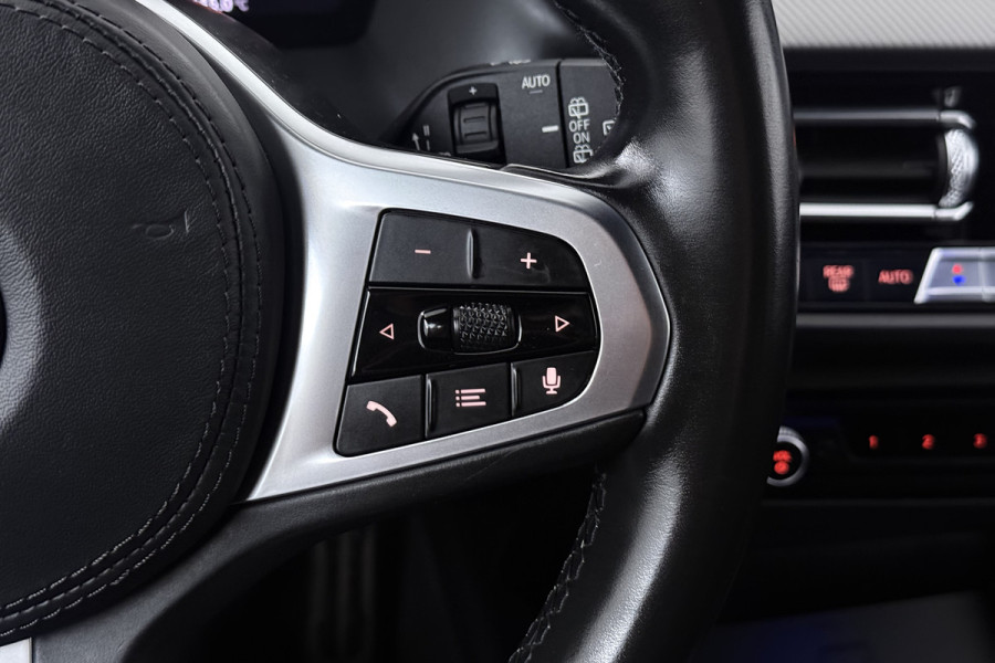 BMW 1-serie 118i Executive Edition (CAMERA, SFEERVERLICHTING, NAVIGATIE CARPLAY, DIGITALE COCKPIT)