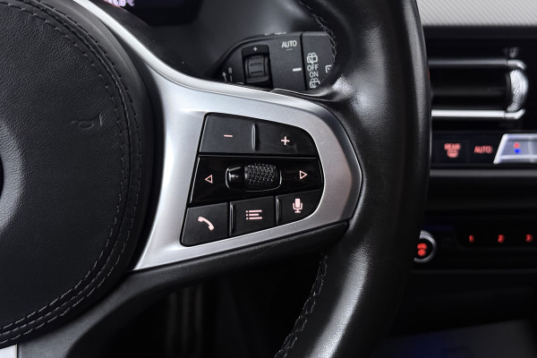BMW 1-serie 118i Executive Edition (CAMERA, SFEERVERLICHTING, NAVIGATIE CARPLAY, DIGITALE COCKPIT)