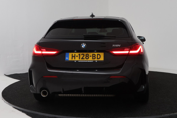 BMW 1-serie 118i Executive Edition (CAMERA, SFEERVERLICHTING, NAVIGATIE CARPLAY, DIGITALE COCKPIT)