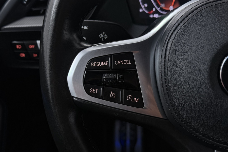 BMW 1-serie 118i Executive Edition (CAMERA, SFEERVERLICHTING, NAVIGATIE CARPLAY, DIGITALE COCKPIT)