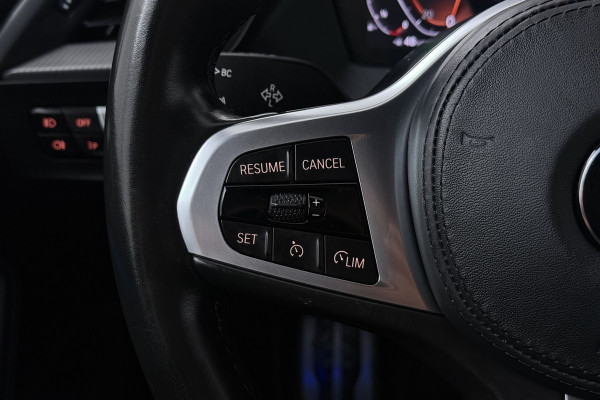BMW 1-serie 118i Executive Edition (CAMERA, SFEERVERLICHTING, NAVIGATIE CARPLAY, DIGITALE COCKPIT)