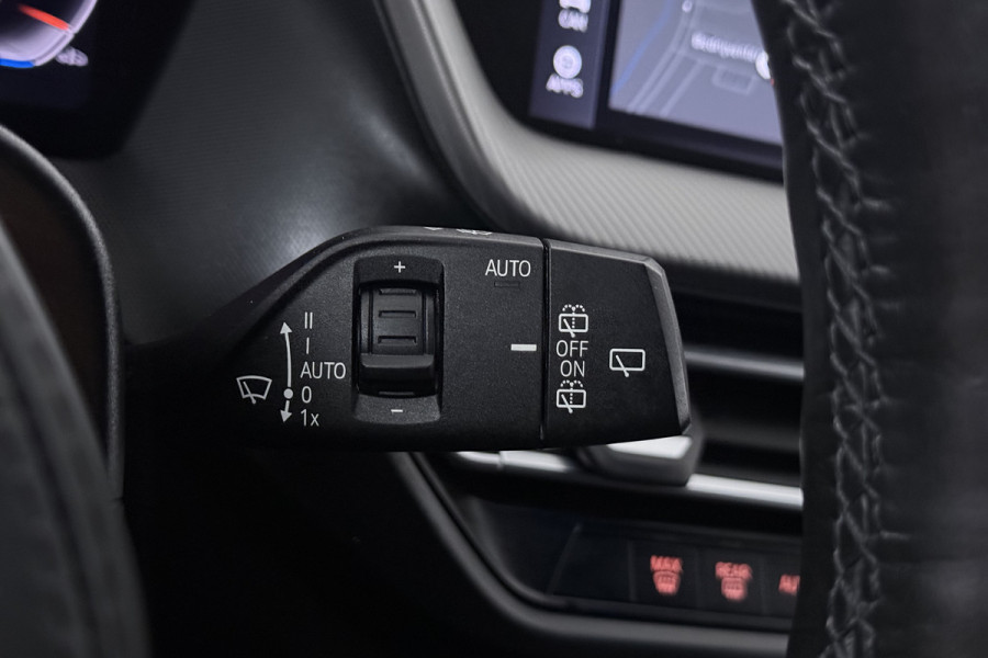 BMW 1-serie 118i Executive Edition (CAMERA, SFEERVERLICHTING, NAVIGATIE CARPLAY, DIGITALE COCKPIT)