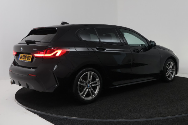 BMW 1-serie 118i Executive Edition (CAMERA, SFEERVERLICHTING, NAVIGATIE CARPLAY, DIGITALE COCKPIT)