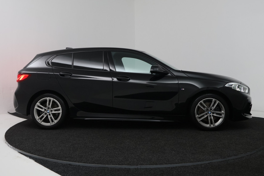 BMW 1-serie 118i Executive Edition (CAMERA, SFEERVERLICHTING, NAVIGATIE CARPLAY, DIGITALE COCKPIT)