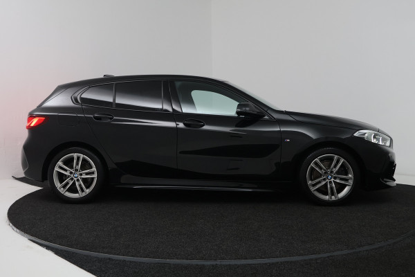 BMW 1-serie 118i Executive Edition (CAMERA, SFEERVERLICHTING, NAVIGATIE CARPLAY, DIGITALE COCKPIT)