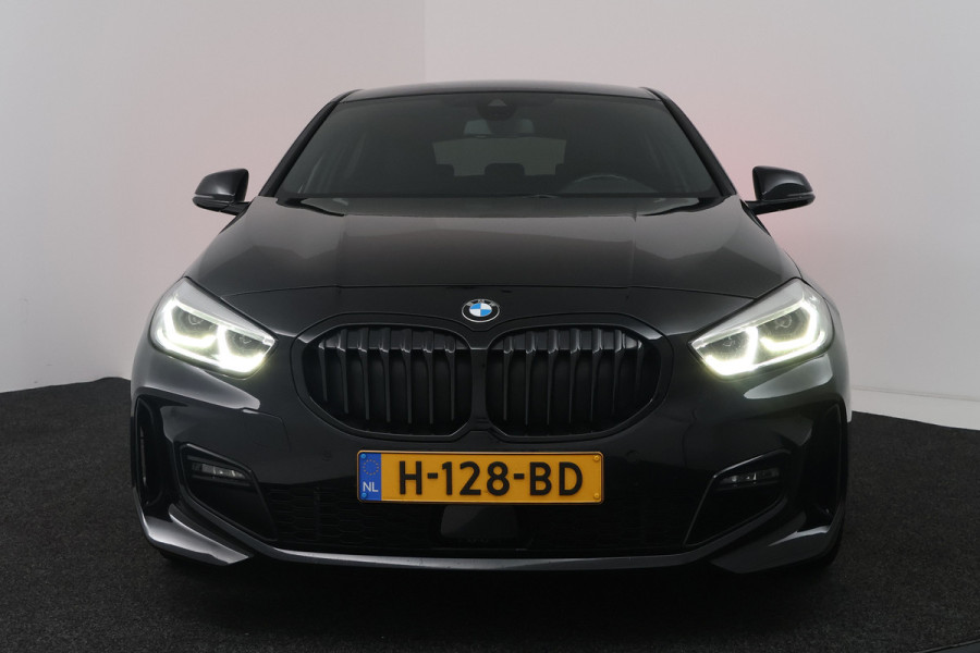 BMW 1-serie 118i Executive Edition (CAMERA, SFEERVERLICHTING, NAVIGATIE CARPLAY, DIGITALE COCKPIT)