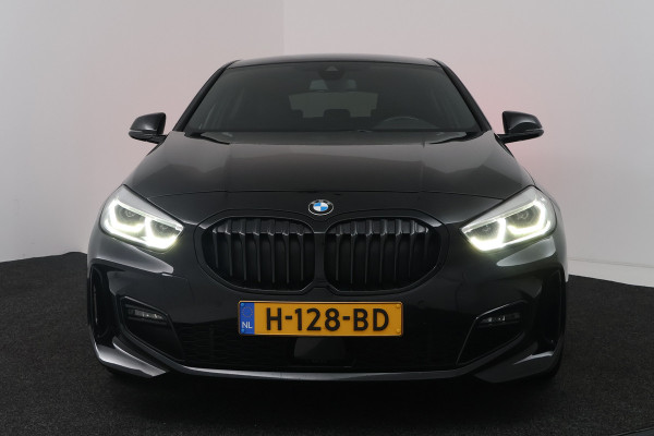 BMW 1-serie 118i Executive Edition (CAMERA, SFEERVERLICHTING, NAVIGATIE CARPLAY, DIGITALE COCKPIT)