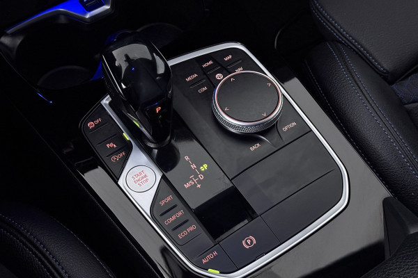 BMW 1-serie 118i Executive Edition (CAMERA, SFEERVERLICHTING, NAVIGATIE CARPLAY, DIGITALE COCKPIT)