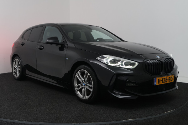 BMW 1-serie 118i Executive Edition (CAMERA, SFEERVERLICHTING, NAVIGATIE CARPLAY, DIGITALE COCKPIT)