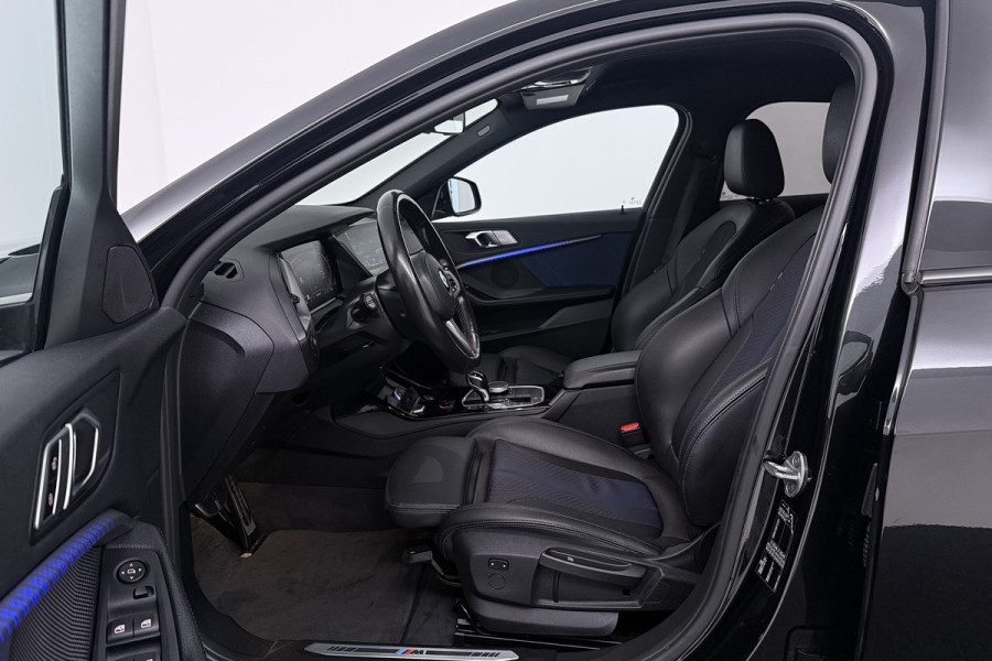 BMW 1-serie 118i Executive Edition (CAMERA, SFEERVERLICHTING, NAVIGATIE CARPLAY, DIGITALE COCKPIT)