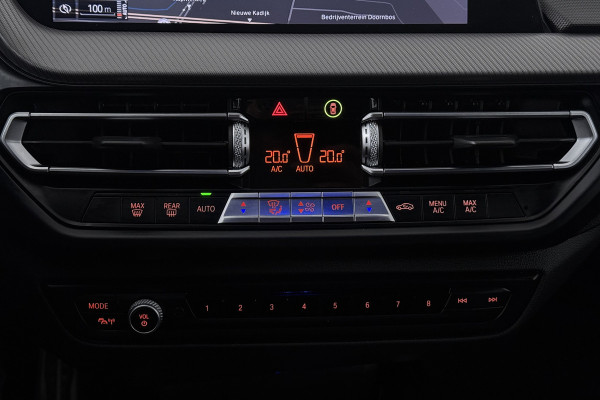 BMW 1-serie 118i Executive Edition (CAMERA, SFEERVERLICHTING, NAVIGATIE CARPLAY, DIGITALE COCKPIT)