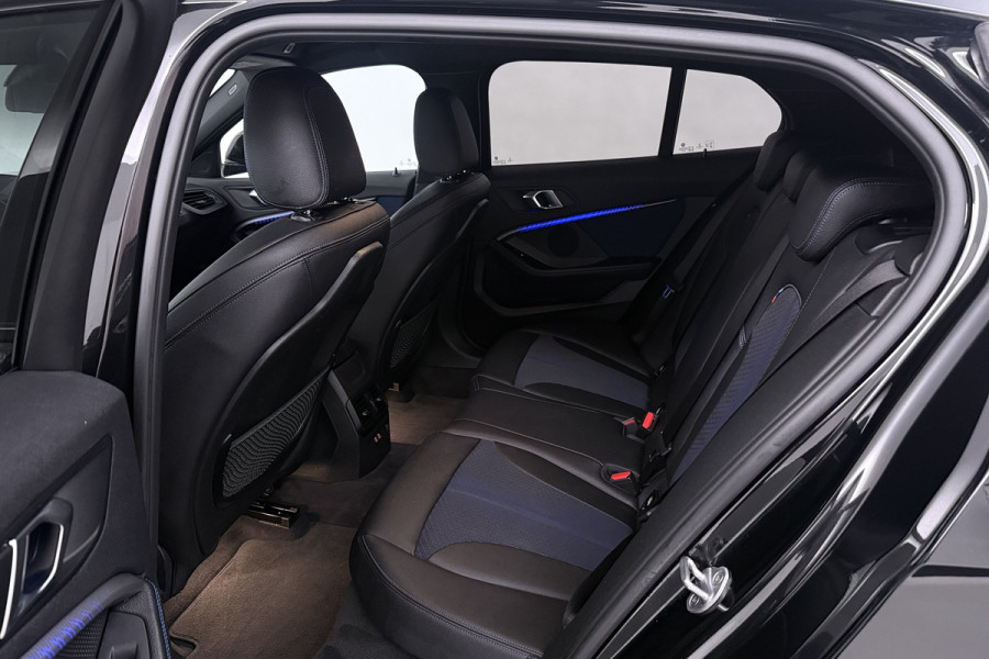 BMW 1-serie 118i Executive Edition (CAMERA, SFEERVERLICHTING, NAVIGATIE CARPLAY, DIGITALE COCKPIT)