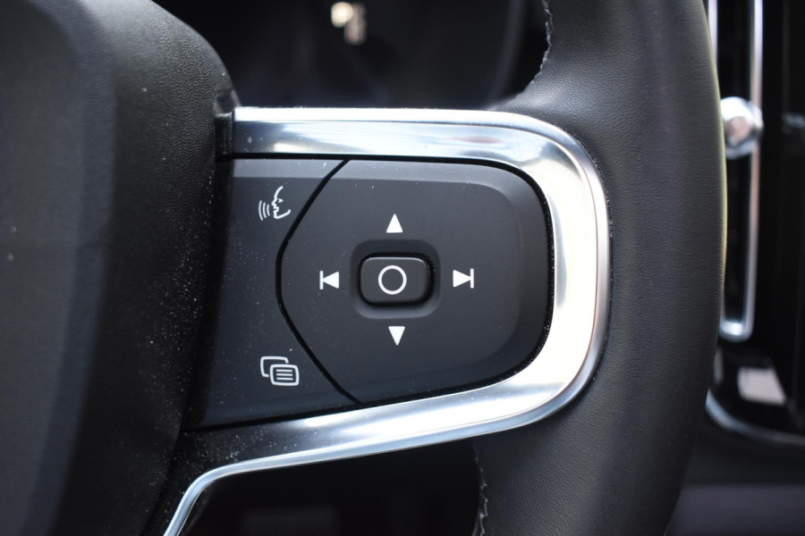 Volvo XC40 Single Motor Extended Range Ultimate 82 kWh / Adaptieve cruise control / Elektrische achterklep / Stoel - en stuurwielverwarming / Elektrisch verstelbare voorstoelen met geheugen / Extra getint glas / 360 Camera / Harman Kardon /